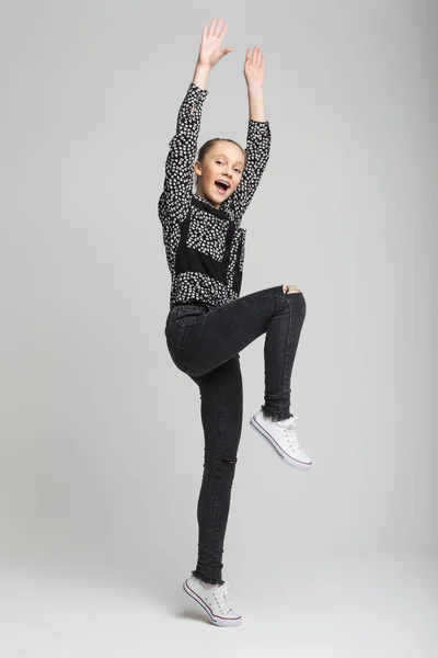 Joven chica bonita saltando y gritando — Foto de Stock