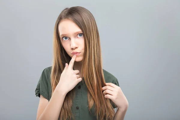 Firl holds a finger on her mouth — Stock Photo, Image