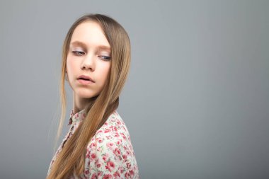 uzun kahverengi saçlı genç sevimli kız