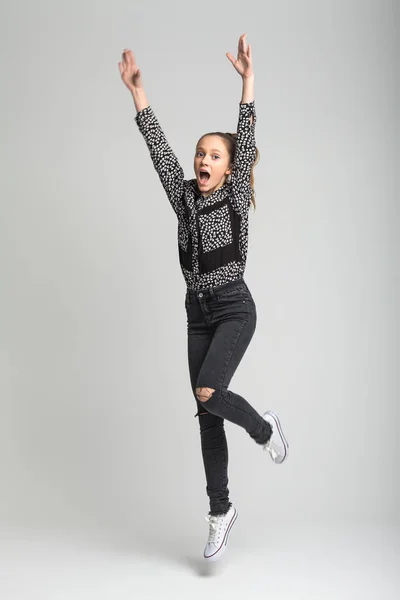 Joven hermosa chica saltando alto — Foto de Stock