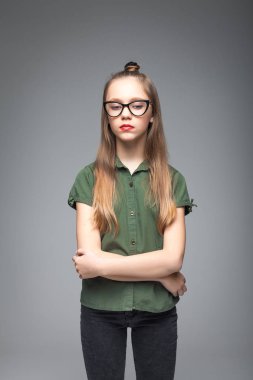 Şirin güzel gözlüklü model kız