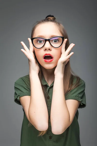 Здивована молода дівчина в окулярах — стокове фото