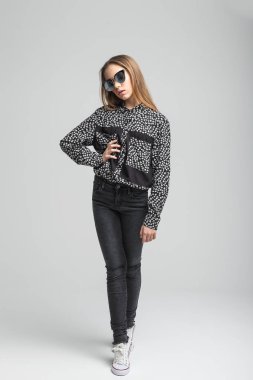 güneş gözlüklü genç ve güzel kız