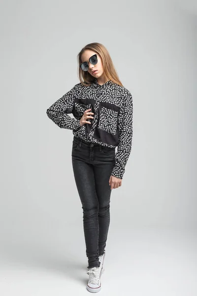 güneş gözlüklü genç ve güzel kız