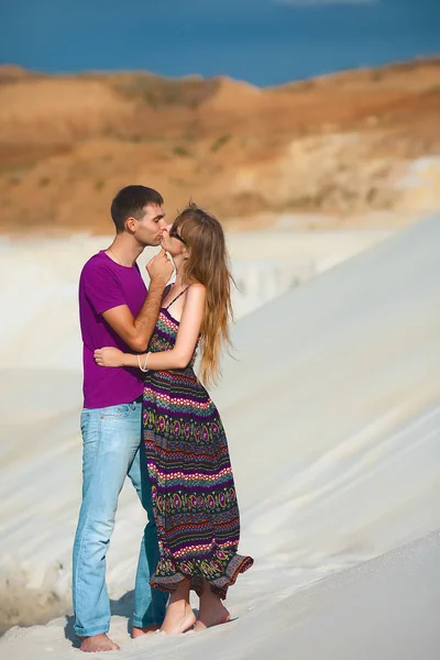 Enamorada pareja en la playa —  Fotos de Stock