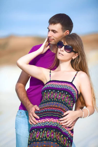 Couple on beach with white sand — Stock Photo, Image