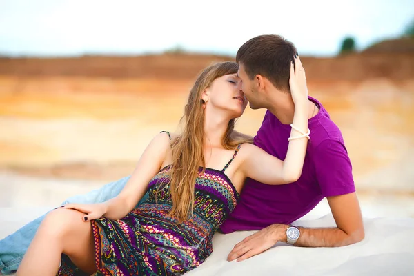 Os amantes deitado e beijando na praia — Fotografia de Stock