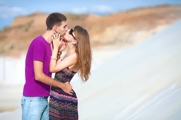 Pareja besándose en el desierto — Foto de Stock