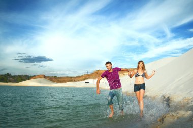 Su üzerinde çalışan çift