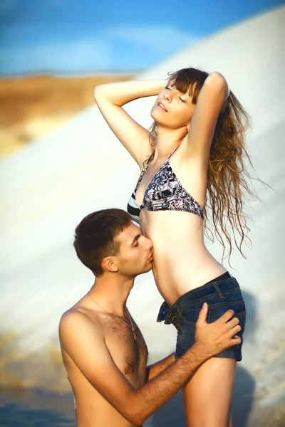 Чоловік цілує дівчину на пляжі — стокове фото