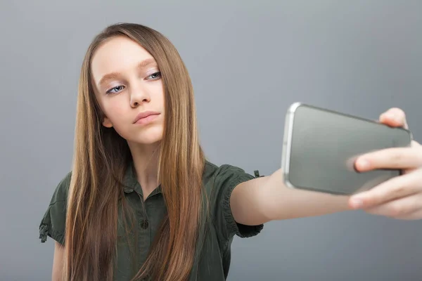 Csinos lány csinál selfie — Stock Fotó
