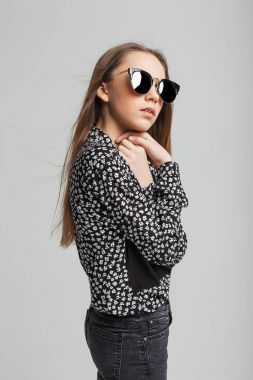 siyah gözlüklü şirin kız