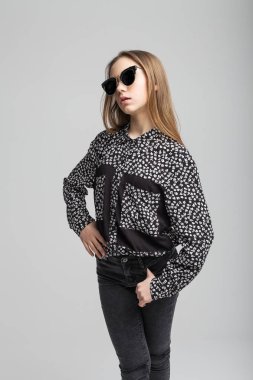 güzel genç model kız siyah güneş gözlüğü ile