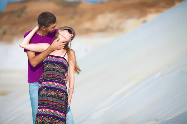 Casal amoroso no deserto — Fotografia de Stock