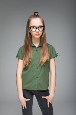 modern gözlük ile kız