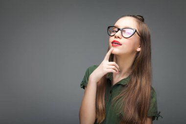 son moda gözlük ile kız