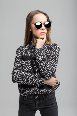 güneş gözlüklü kız modeli