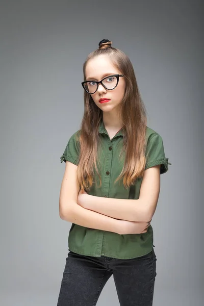 Chica joven con gafas negras — Foto de Stock