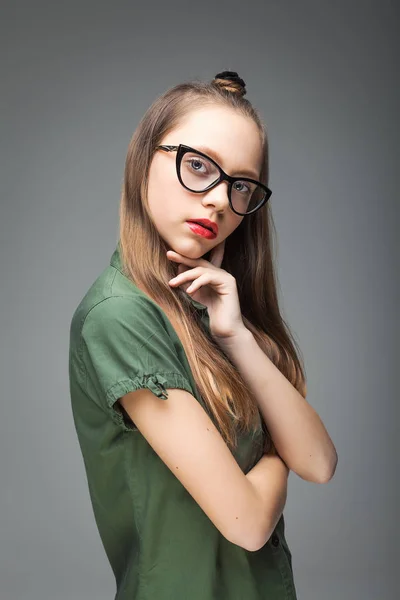 Chica joven con gafas de moda — Foto de Stock