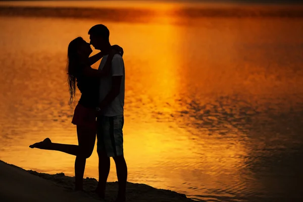 Casal ao nascer do sol. Silhueta de amantes — Fotografia de Stock