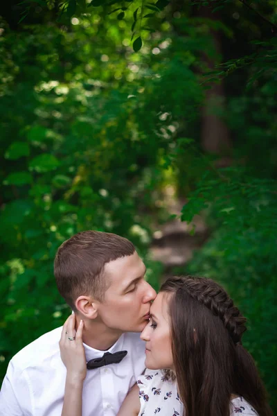 Casal beijando na floresta — Fotografia de Stock