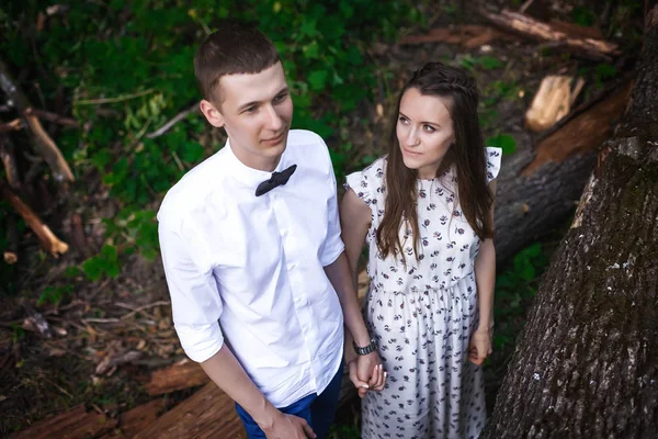 Junges Paar im Wald — Stockfoto