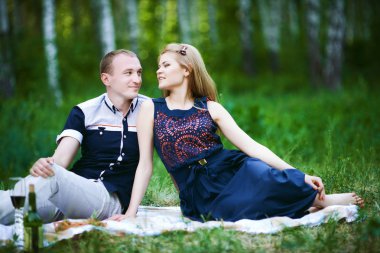 Balayı çift romantik aşk ormanında