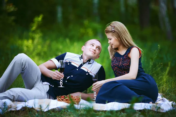 Paar op picknick in het bos — Stockfoto