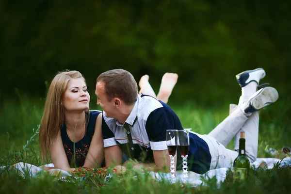 Älskare i skogen på picknick — Stockfoto