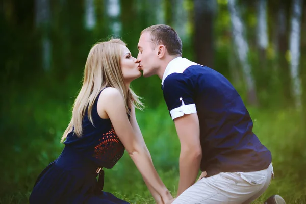 Amantes besándose en el bosque — Foto de Stock