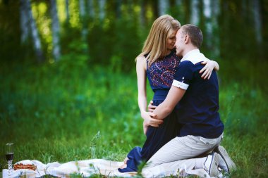 Çayırda sarılma Çift