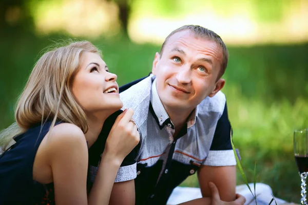 Paar liegt im Gras und schaut auf — Stockfoto