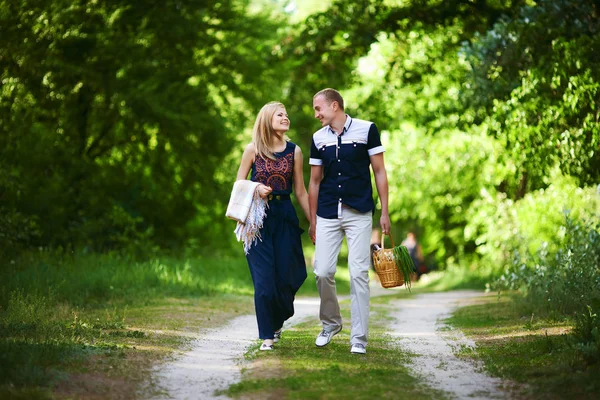 Casal caminhando na floresta — Fotografia de Stock