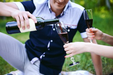 adam ve kız içme alkol