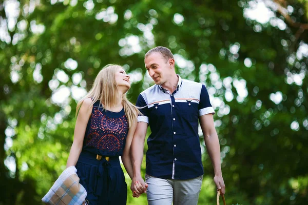 Älskare gå på picknick — Stockfoto