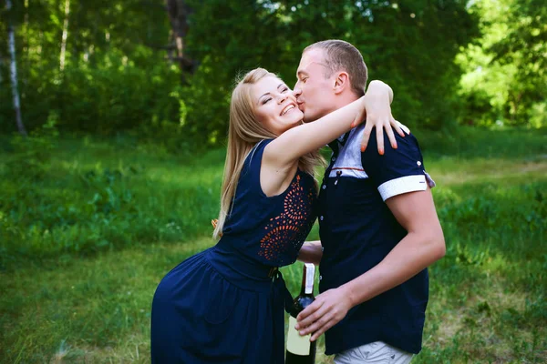 Huwelijksreis paar knuffelen in bos — Stockfoto