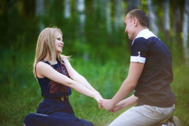 El ele tutuşan çift