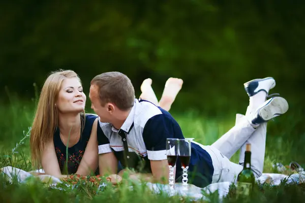 çim üzerinde yalan aşık