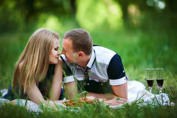 Paar verliefd in bos — Stockfoto