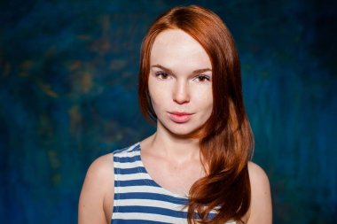 Kızıl saçlıya genç kadın