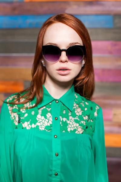 Attraente rossa donna in occhiali da sole — Foto Stock