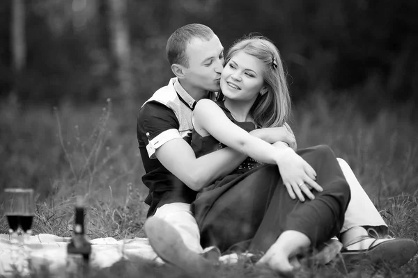 Huwelijksreis tieners romantisch in liefde in bos — Stockfoto