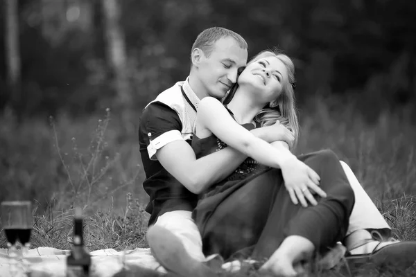 Teenagers sitting on grass — Stock Photo, Image