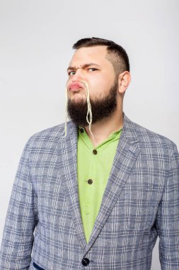 Sakallı şişman ciddi adam