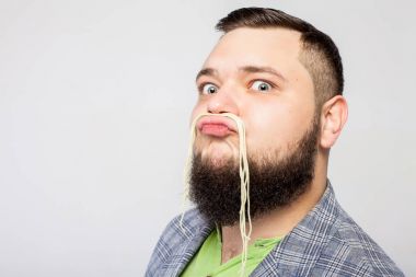 komik şişman adam makarna ile