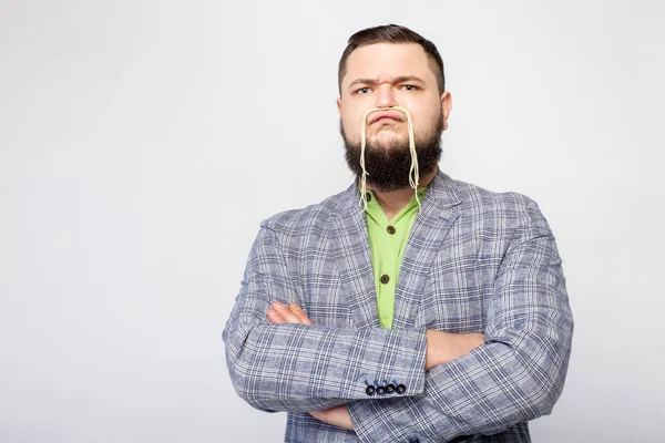 kızgın yağ adam makarna ile