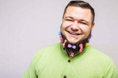 mutlu bir adam ile saç klipler