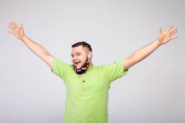 şişman adamla mutlu saç klipler