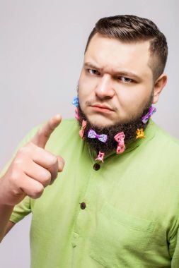 kızgın adam Haritayı parmak