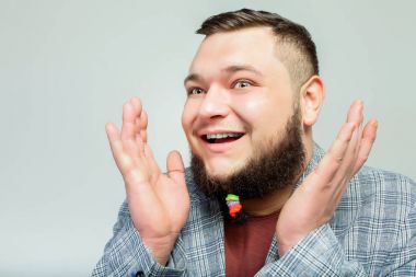 Sakallı yakışıklı adam